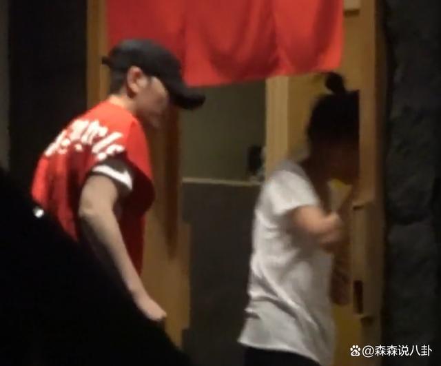 萧敬腾携未婚妻看中医被传怀孕，林有慧回应称今年不会办婚礼