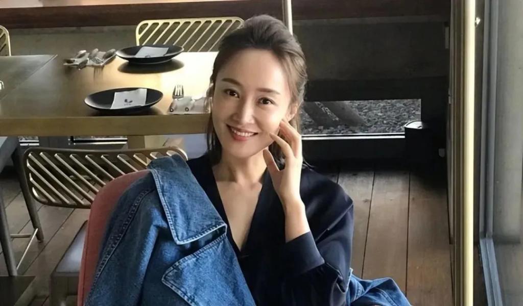 她曾是央视最美主持人，辞职后当演员嫁二婚总裁，如今怎样了