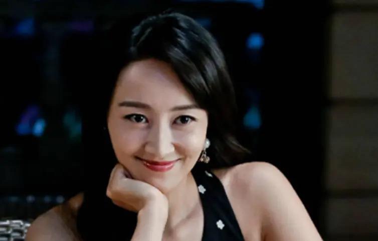 她曾是央视最美主持人，辞职后当演员嫁二婚总裁，如今怎样了