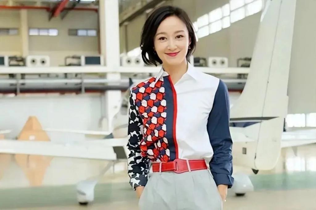她曾是央视最美主持人，辞职后当演员嫁二婚总裁，如今怎样了