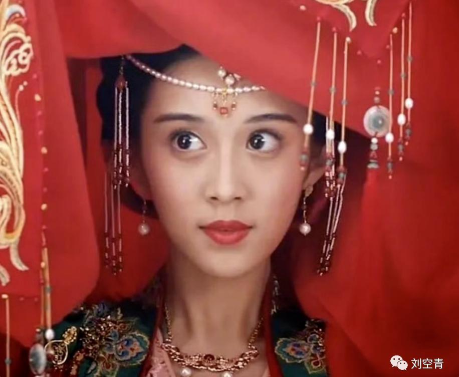 她的脸，真的有点恐怖的