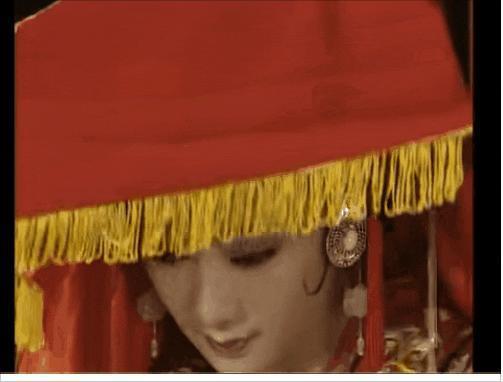 她的脸，真的有点恐怖的
