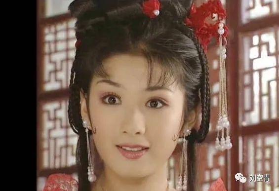 她的脸，真的有点恐怖的