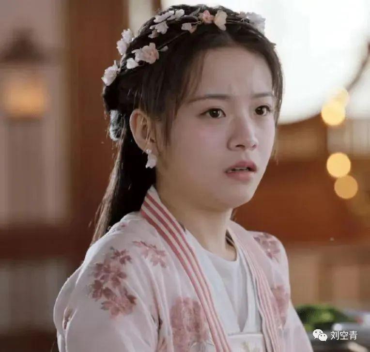 她的脸，真的有点恐怖的