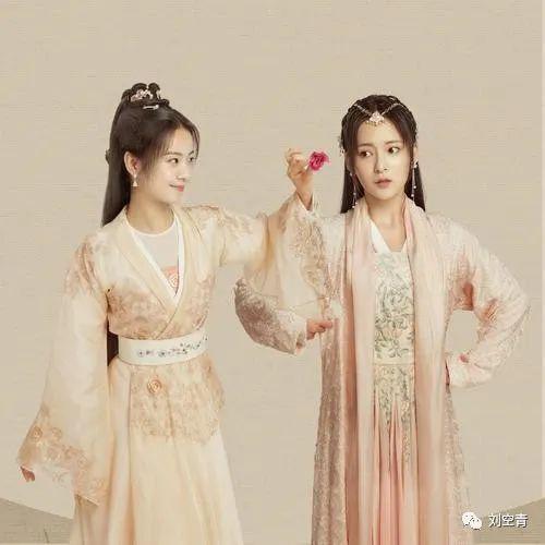 她的脸，真的有点恐怖的