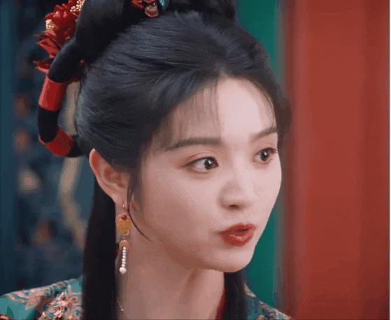 她的脸，真的有点恐怖的