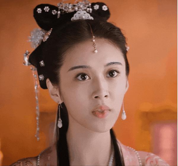 她的脸，真的有点恐怖的