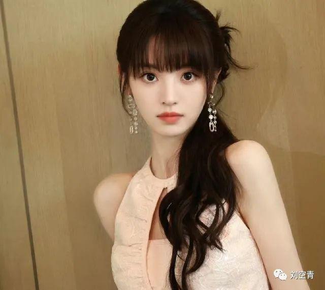 她的脸，真的有点恐怖的