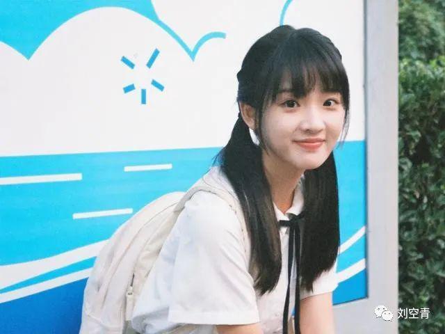 她的脸，真的有点恐怖的
