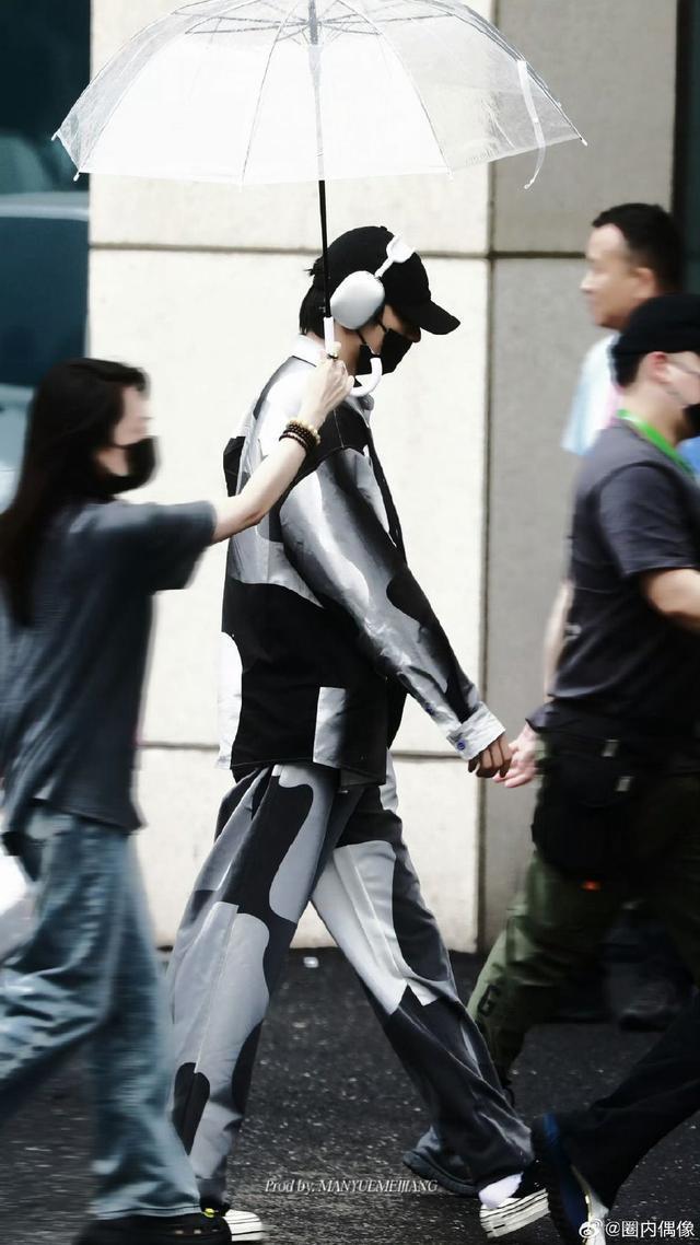 时代少年团全员录制《王牌8》头戴棒球帽青春活力