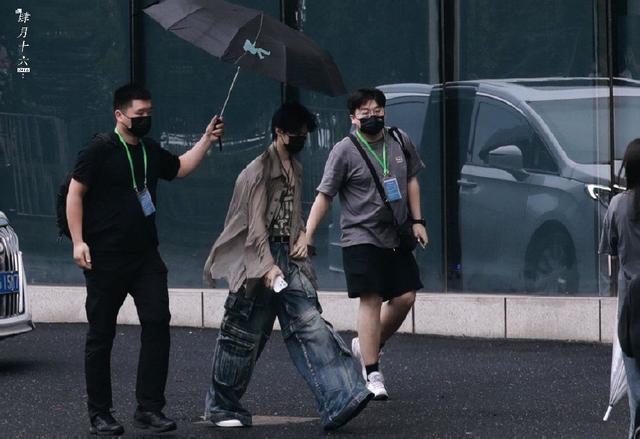 时代少年团全员录制《王牌8》头戴棒球帽青春活力