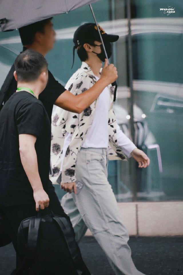 时代少年团全员录制《王牌8》头戴棒球帽青春活力