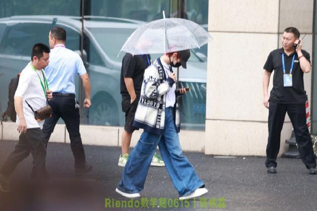 时代少年团全员录制《王牌8》头戴棒球帽青春活力