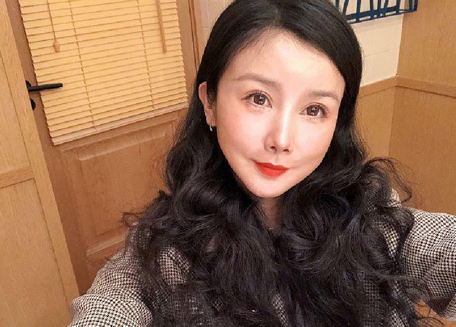 演员孙菲菲剧组遭两名壮汉打，踹肚子打脸下狠手，主使仍逍遥