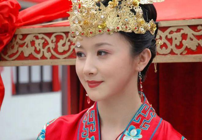 演员孙菲菲剧组遭两名壮汉打，踹肚子打脸下狠手，主使仍逍遥