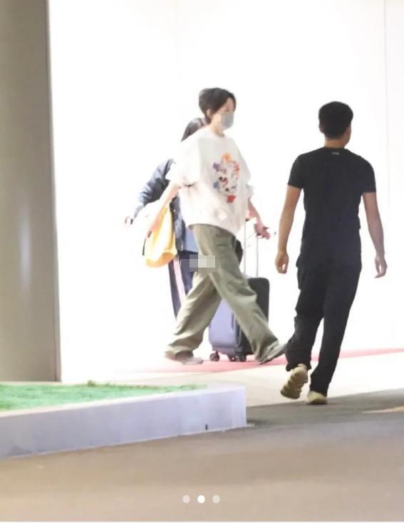 王菲撇下男友去大理旅游，坐80万豪车，小腹凸起被疑怀孕