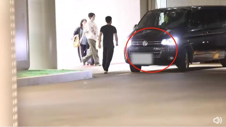 王菲撇下男友去大理旅游，坐80万豪车，小腹凸起被疑怀孕