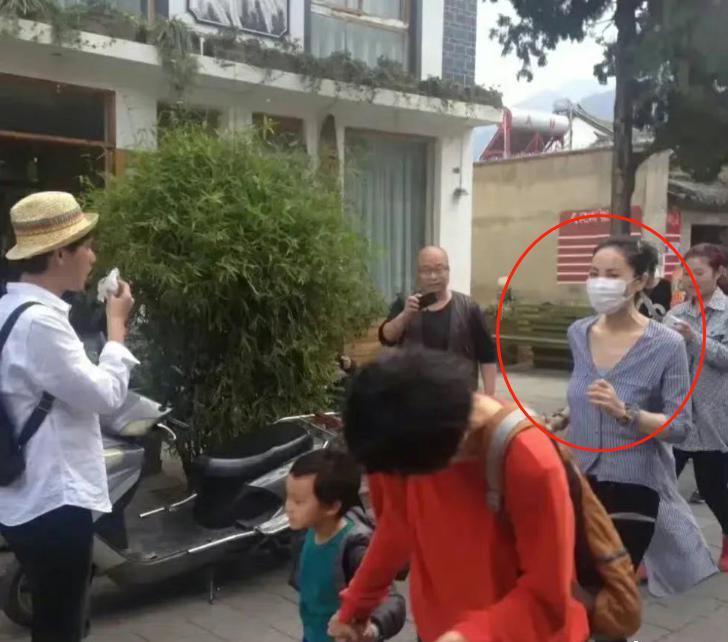 王菲撇下男友去大理旅游，坐80万豪车，小腹凸起被疑怀孕