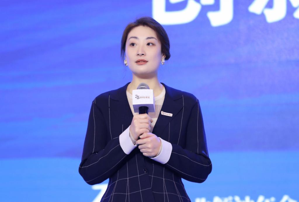 娃哈哈公主宗馥莉精致吃席，被男性排队搭讪强摸手，表情尴尬