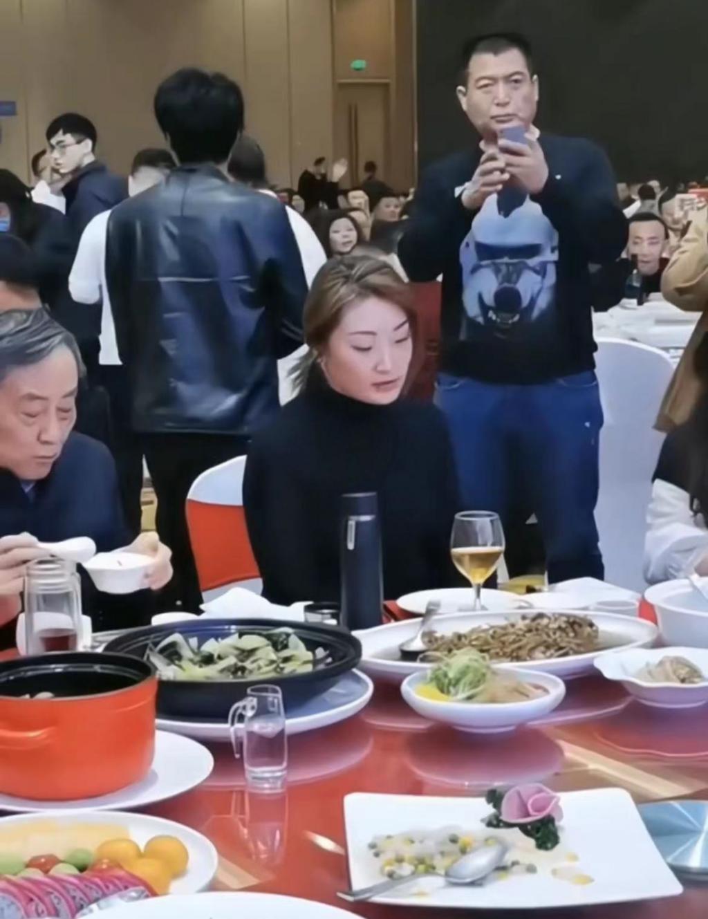 娃哈哈公主宗馥莉精致吃席，被男性排队搭讪强摸手，表情尴尬