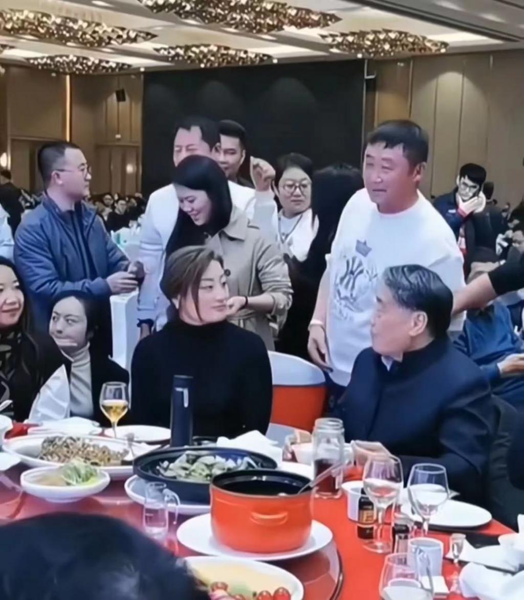 娃哈哈公主宗馥莉精致吃席，被男性排队搭讪强摸手，表情尴尬