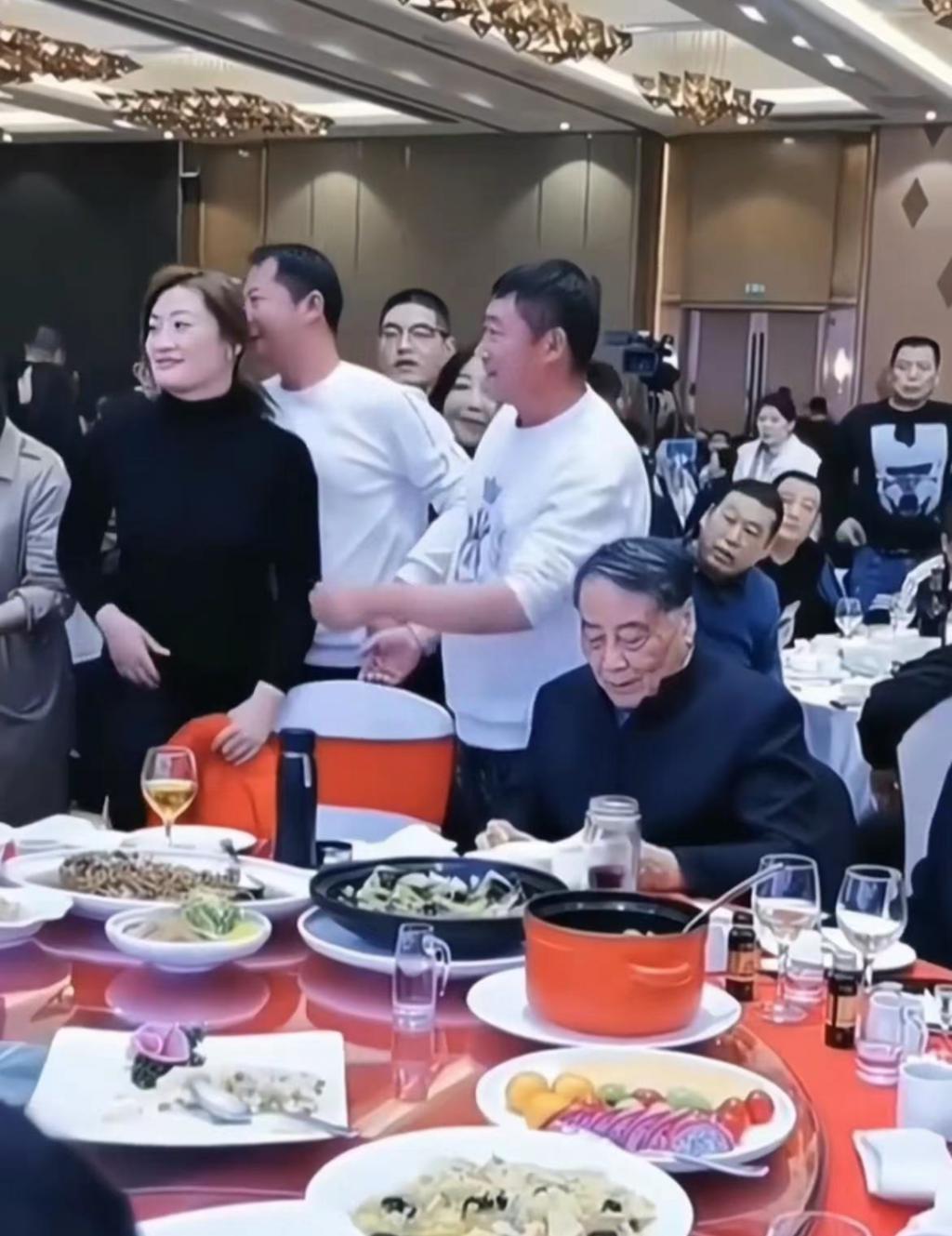 娃哈哈公主宗馥莉精致吃席，被男性排队搭讪强摸手，表情尴尬