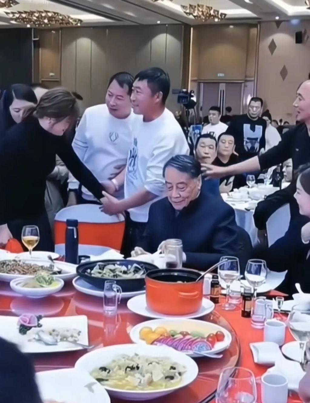 娃哈哈公主宗馥莉精致吃席，被男性排队搭讪强摸手，表情尴尬