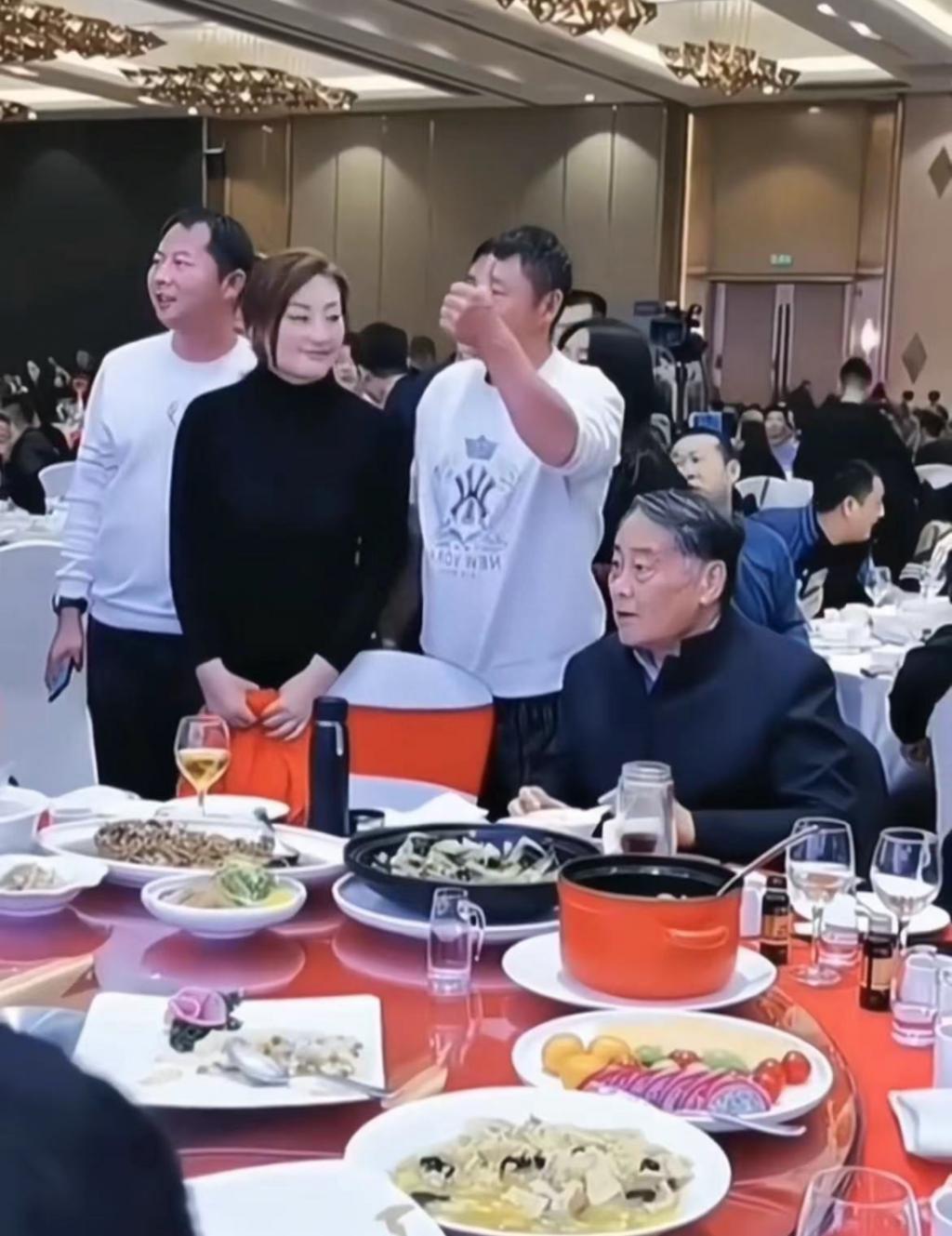 娃哈哈公主宗馥莉精致吃席，被男性排队搭讪强摸手，表情尴尬