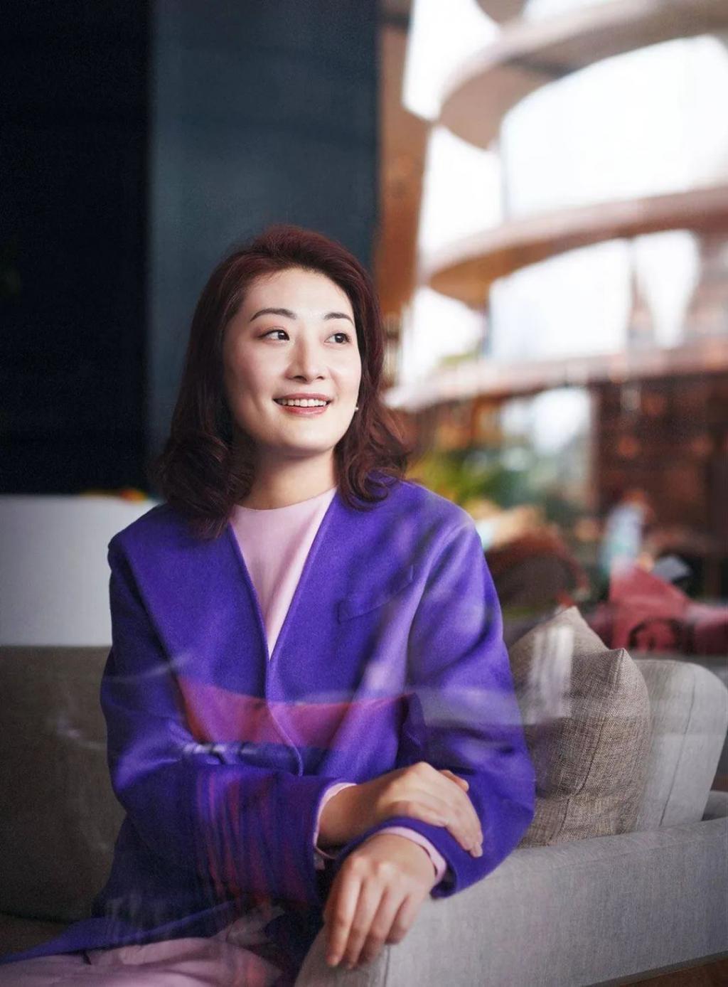 娃哈哈公主宗馥莉精致吃席，被男性排队搭讪强摸手，表情尴尬