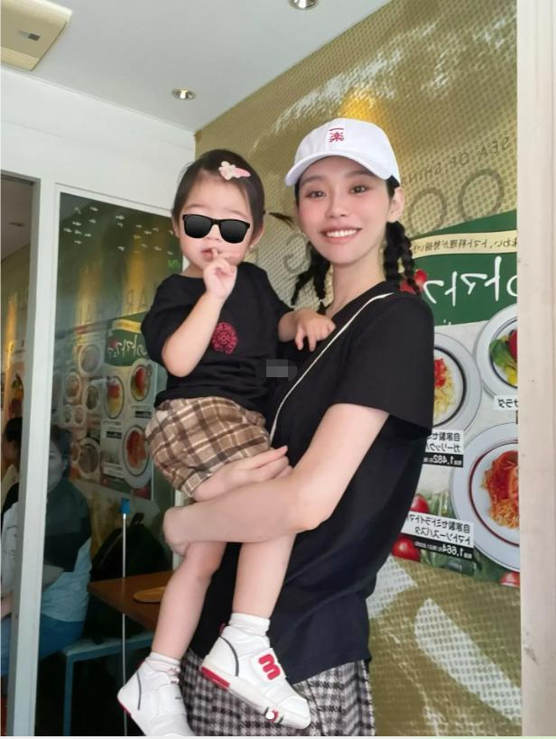 奚梦瑶晒女儿正面照！神似翻版梁安琪，眉毛和爸爸一模一样