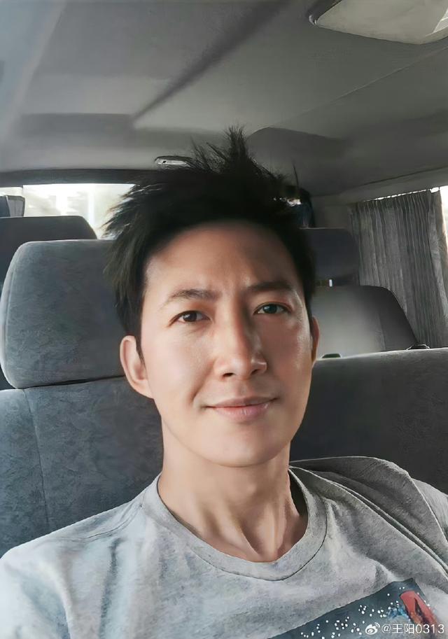 王阳发博瘦回理想体重 晒六年前自拍不惧年龄自洽生活
