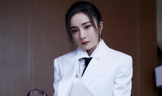 杨幂被曝将退出《密逃》录制，粉丝诉求成导火索