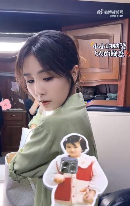 白鹿手捧显眼包手机壳爱不释手 童年造型可爱萌趣