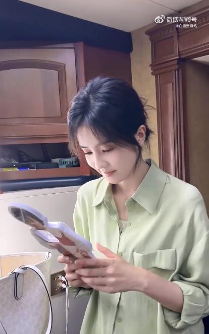 白鹿手捧显眼包手机壳爱不释手 童年造型可爱萌趣