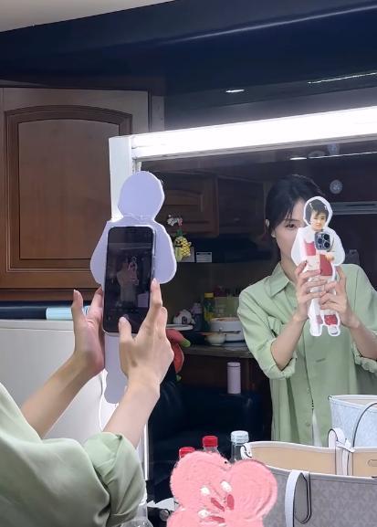白鹿手捧显眼包手机壳爱不释手 童年造型可爱萌趣