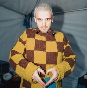 粉丝们窒息：我花15万来看演唱会，不是来看你们求婚的！