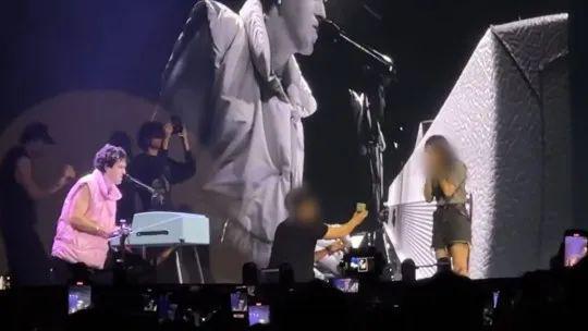 粉丝们窒息：我花15万来看演唱会，不是来看你们求婚的！