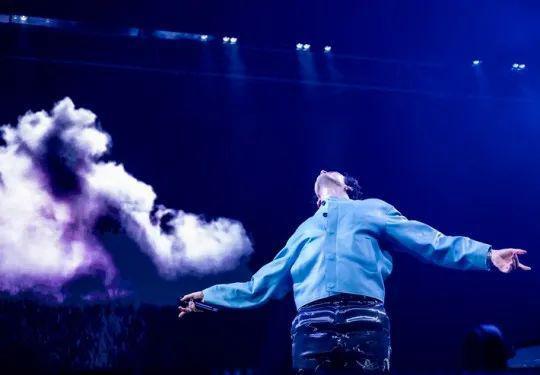 粉丝们窒息：我花15万来看演唱会，不是来看你们求婚的！