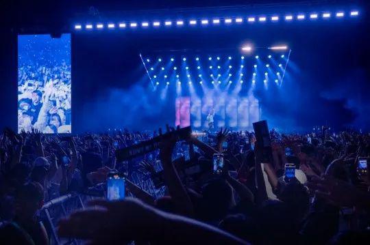 粉丝们窒息：我花15万来看演唱会，不是来看你们求婚的！