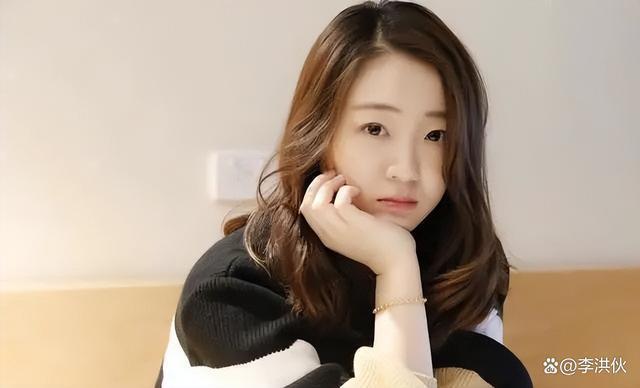 《暖春》小花扮演者齐如意长大了，无戏可拍还常被网友挖苦