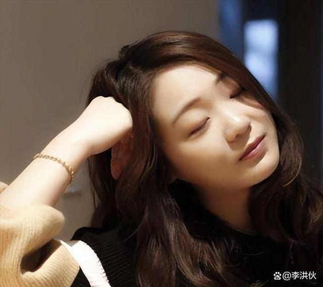 《暖春》小花扮演者齐如意长大了，无戏可拍还常被网友挖苦