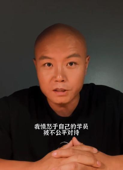 主持人乐嘉八年后回应太监和耍酒疯事件 称公道自在人心