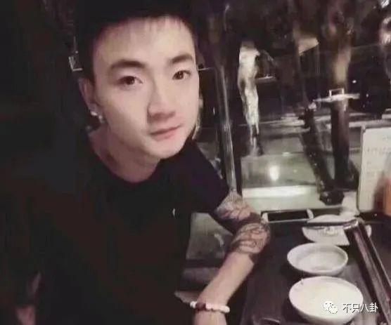 天才童星是如何陨落的？裸聊打架入黑帮，杀人后变通缉犯