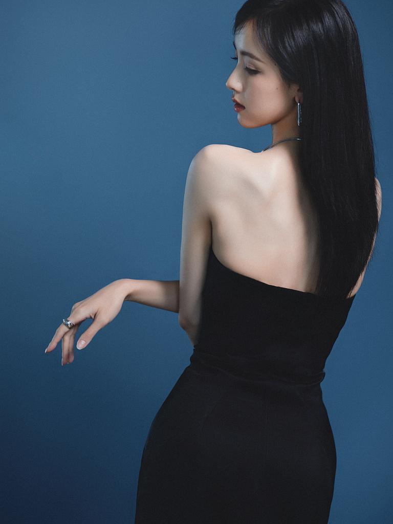 陈都灵黑色礼服写真释出 身材姣好小蛮腰纤细性感十足