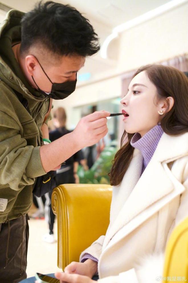 娜扎晒大批美照宣传新剧 穿婚纱仙气满满令人心动