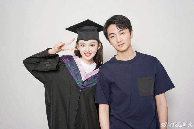娜扎晒大批美照宣传新剧 穿婚纱仙气满满令人心动