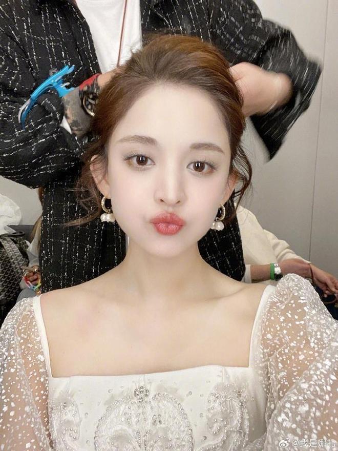 娜扎晒大批美照宣传新剧 穿婚纱仙气满满令人心动