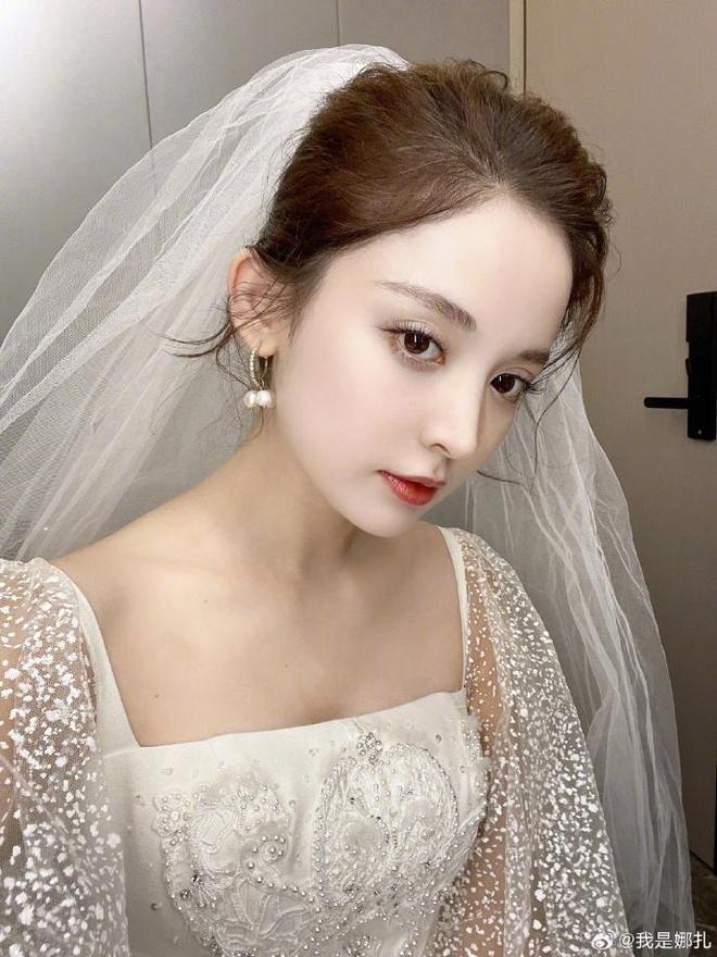 娜扎晒大批美照宣传新剧 穿婚纱仙气满满令人心动