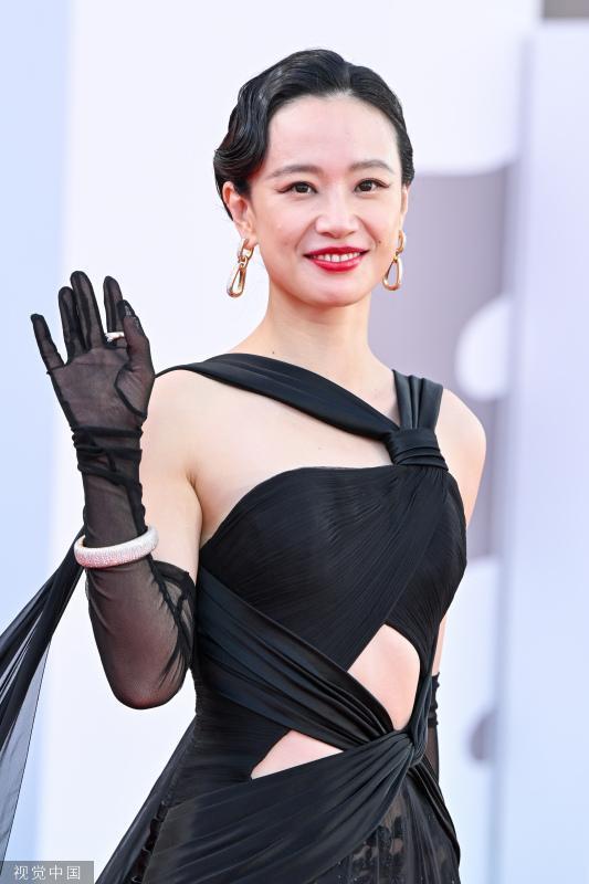 费翔李梦威尼斯电影节同框合照 两人笑对镜头气场十足