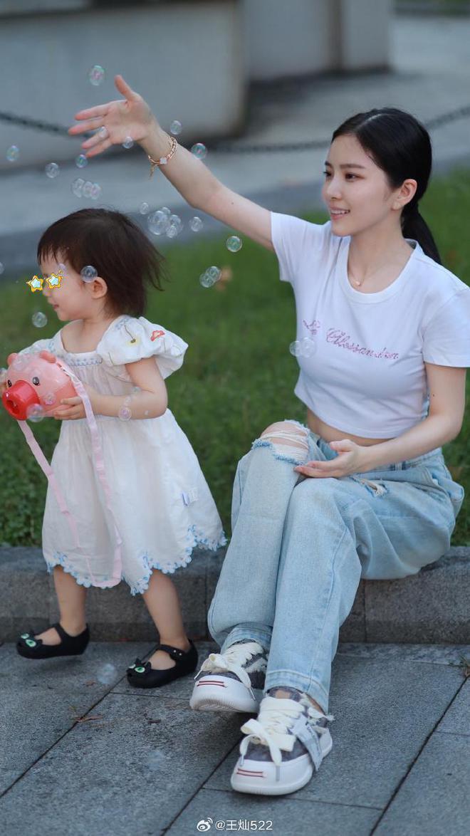 杜淳老婆带女儿外出难掩幸福，身材窈窕温柔耐心